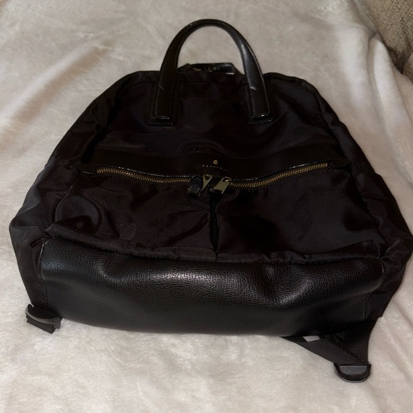 Gently Loved Travanti Black Nylon Lightweight Travel Computer Backpack - Picture 1 of 8
